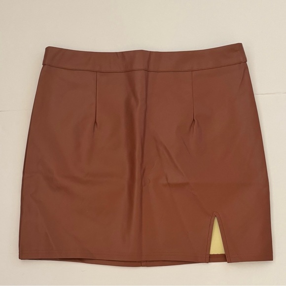 Lulus Corte Vegan Leather Mini Short Skirt w/Slit, Chestnut Brown, Size M, NWT - Picture 7 of 13